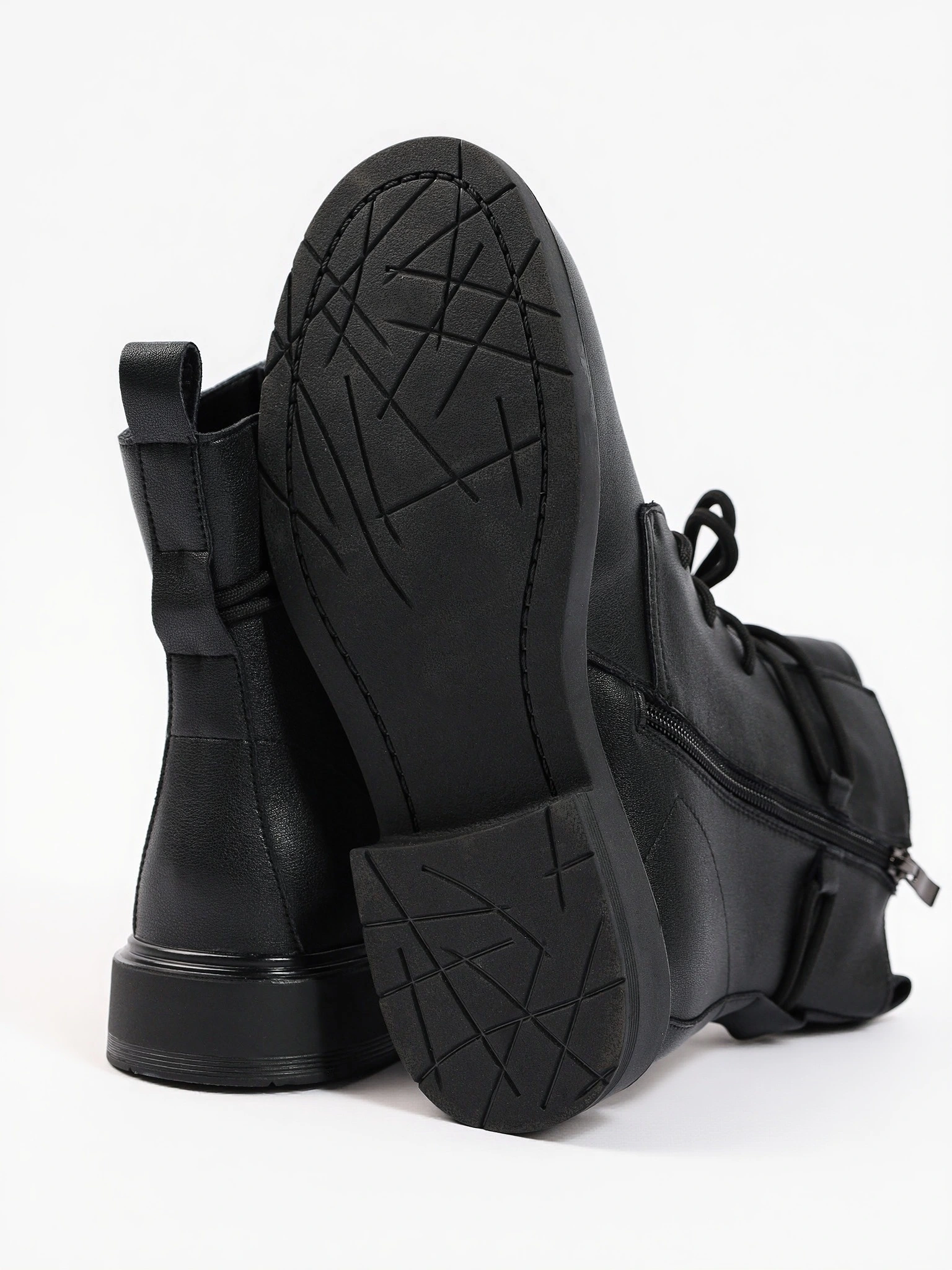 Ботинки-дерби черного цвета из натуральной кожи